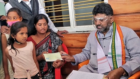 ಚಾಮರಾಜನಗರ ಜಿಲ್ಲೆ‌ ಕೊಳ್ಳೆಗಾಲ ತಾಲೂಕಿನ ಚಿನ್ನಪ್ಪನಪುರದೊಡ್ಡಿಯ ರಂಗಸ್ವಾಮಿ ಅವರ ನಿವಾಸಕ್ಕೆ ಭೇಟಿ ಪರಿಹಾರ ಚೆಕ್ ವಿತರಿಸಿದರು.
