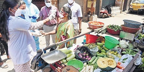 ಆರೋಗ್ಯ ಕಾರ್ಯಕರ್ತರು ತಪಾಸಣೆ ಮಾಡುತ್ತಿರುವ ಚಿತ್ರ