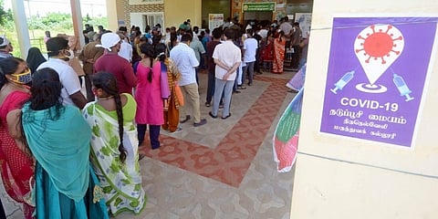 ಲಸಿಕೆ ಪಡೆಯಲು ಸರತಿ ಸಾಲಿನಲ್ಲಿ ನಿಂತಿರುವ ಜನರ ಚಿತ್ರ