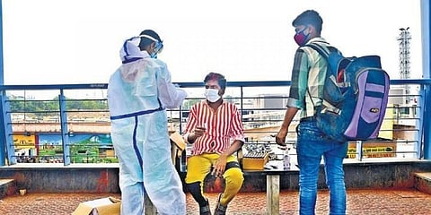 ಆರೋಗ್ಯ ಕಾರ್ಯಕರ್ತರೊಬ್ಬರು ಸ್ವಾಬ್ ಸಂಗ್ರಹಿಸುತ್ತಿರುವ ಚಿತ್ರ
