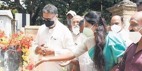 ಕಾಂಗ್ರೆಸ್ ನಾಯಕರಿಂದ ಅರಸು ಪ್ರತಿಮೆಗೆ ಮಾಲಾರ್ಪಣೆ