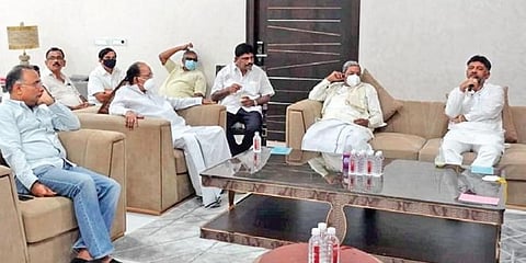 ಸಭೆ ನಡೆಸುತ್ತಿರುವ ಕಾಂಗ್ರೆಸ್ ನಾಯಕರು