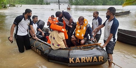 ಕಾರವಾರದಲ್ಲಿ ರಕ್ಷಣಾ ಕಾರ್ಯಾಚರನೆಣೆಯಲ್ಲಿ ತೊಡಗಿರುವ ಭಾರತೀಯ ಕರಾವಳಿ ರಕ್ಷಣಾ ಪಡೆ