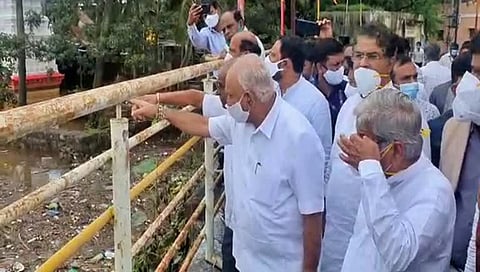 ಪ್ರವಾಹಪೀಡಿತ ಪ್ರದೇಶದಲ್ಲಿ ಪರಿಶೀಲನೆ ನಡೆಸುತ್ತಿರುವ ಸಿಎಂ ಯಡಿಯೂರಪ್ಪ
