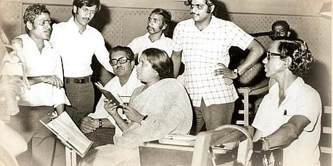 ಶಂಕರ್ ಸಿಂಗ್ ಅವರ ಸಿನಿಮಾ ರೆಕಾರ್ಡಿಂಗ್ ಸಮಯದಲ್ಲಿ ರಾಜೇಂದ್ರ ಸಿಂಗ್ ಬಾಬು, ಗಾಯಕಿ ವಾಣಿ ಜಯರಾಂ ಮತ್ತು ರೆಬೆಲ್ ಸ್ಟಾರ್  ಅಂಬರೀಶ್