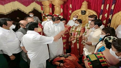 ಹುಬ್ಬಳ್ಳಿಯಲ್ಲಿ ನಡೆದ ಕೇಂದ್ರ ಸಚಿವ ಪ್ರಹ್ಲಾದ್ ಜೋಷಿ ಅಣ್ಣನ ಮಗನ ಮದುವೆಯಲ್ಲಿ ಉಪ ರಾಷ್ಟ್ರಪತಿ ಎಂ ವೆಂಕಯ್ಯ ನಾಯ್ಡು ಮತ್ತು ಮುಖ್ಯಮಂತ್ರಿ ಬಸವರಾಜ ಬೊಮ್ಮಾಯಿ