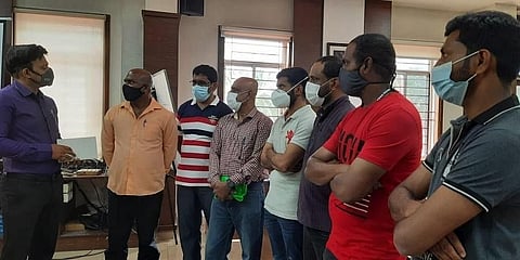 ಅಫ್ಘಾನಿಸ್ತಾನದಿಂದ ಬಂದವರ ಜೊತೆಗೆ ಮಾತನಾಡುತ್ತಿರುವ ಪೊಲೀಸ್ ಆಯುಕ್ತ ಶಶಿಕುಮಾರ್