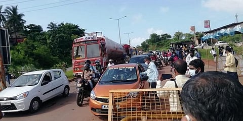 ಗಡಿ ಭಾಗದಲ್ಲಿ ನಿಂತಿರುವ ವಾಹನಗಳು