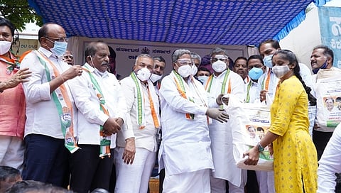 ಪದ್ಮನಾಭ ನಗರ ವಿಧಾನಸಭೆ ಕ್ಷೇತ್ರದಲ್ಲಿ ಕಾಂಗ್ರೆಸ್ ಪಕ್ಷದ ವತಿಯಿಂದ ಆಯೋಜಿಸಿದ್ದ ದಿನಸಿ ಕಿಟ್ ಗಳ ವಿತರಣಾ ಕಾರ್ಯಕ್ರಮಕ್ಕೆ ಚಾಲನೆ ನೀಡಿದ ವಿಪಕ್ಷ ನಾಯಕ ಸಿದ್ದರಾಮಯ್ಯ