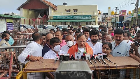 ಮೈಸೂರಿನ ಚಾಮುಂಡಿ ಬೆಟ್ಟದ ಹೊರಗೆ ಮಾಧ್ಯಮದವರೊಂದಿಗೆ ಮಾತನಾಡಿದ ಬಿಜೆಪಿ ರಾಜ್ಯ ಉಸ್ತುವಾರಿ ಅರುಣ್ ಸಿಂಗ್
