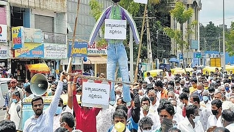 ತಿಗಳ ಸಮುದಾಯದವರಿಂದ ಭಾರೀ ಪ್ರತಿಭಟನೆ