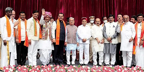 ಪ್ರಮಾಣವಚನ ಸ್ವೀಕರಿಸಿದ ಸಚಿವರು ರಾಜ್ಯಪಾಲರು ಹಾಗೂ ಮುಖ್ಯಮಂತ್ರಿ ಬೊಮ್ಮಾಯಿ ಜೊತೆಗಿರುವುದು