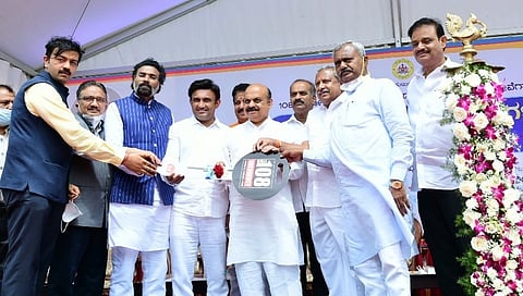 ಆಂಬುಲೆನ್ಸ್‌ಗಳನ್ನು ಆರೋಗ್ಯ ಮತ್ತು ಕುಟುಂಬ ಕಲ್ಯಾಣ ಇಲಾಖೆಯ ಸೇವೆಗೆ ಹಸ್ತಾಂತರಿಸಿದ ಸಿಎಂ ಬೊಮ್ಮಾಯಿ