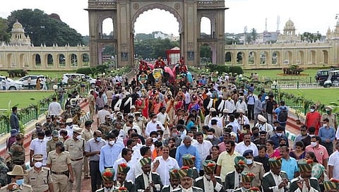 ಮೈಸೂರು ಅರಮನೆ ಆವರಣದೊಳಗೆ ಪ್ರವೇಶಿಸುತ್ತಿರುವ ಆನೆಗಳು
