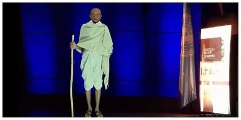 ವಿಶ್ವಸಂಸ್ಥೆ ಕಾರ್ಯಕ್ರಮದಲ್ಲಿ  ಗಾಂಧಿ ಅವರ ಜೀವಂತ ಪ್ರಮಾಣದ ಹೊಲೊಗ್ರಾಮ್