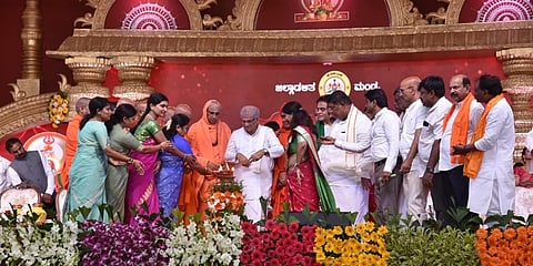 ಮಹಾಕುಂಭ ಮೇಳ ಉದ್ಘಾಟನಾ ಕಾರ್ಯಕ್ರಮದಲ್ಲಿ ಧರ್ಮಸ್ಥಳದ ಧರ್ಮಾಧಿಕಾರಿ ಡಾ. ವೀರೇಂದ್ರ ಹೆಗ್ಗಡೆ, ಸಚಿವೆ ಶಶಿಕಲಾ ಜೊಲ್ಲೆ ಮತ್ತಿತರರು