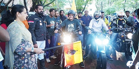ಪವರ್ ಸ್ಟಾರ್ ಪುನೀತ್ ರಾಜ್ ಕುಮಾರ್ ಅವರ ಕೊನೆಯ ಮಹತ್ವಾಕಾಂಕ್ಷಿ ಸಾಕ್ಷ್ಯಚಿತ್ರ 'ಗಂಧದ ಗುಡಿ' ಇದೇ ತಿಂಗಳ 28ಕ್ಕೆ ತೆರೆ ಕಾಣಲಿದೆ. ಅಂದಿಗೆ ಪುನೀತ್ ರಾಜ್ ಕುಮಾರ್ ನಿಧನರಾಗಿ 1 ವರ್ಷವಾಗುತ್ತಿದೆ.  ಈ ಪ್ರಯುಕ್ತ ಇಂದು ಬೆಂಗಳೂರಿನ ಅರಣ್ಯ ಭವನದಲ್ಲಿ ಏರ್ಪಡಿಸಿದ್ದ ಗಂಧದ ಗುಡಿ ಬೈಕ್ ರ್ಯಾಲಿ ಉದ್ಘಾಟನೆ ಮತ್ತು 