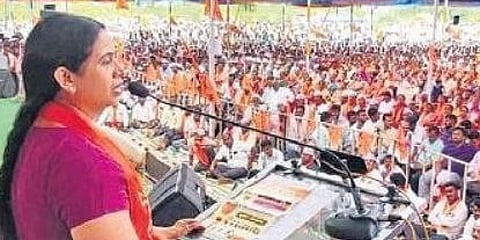 ಸಮಾವೇಶದಲ್ಲಿ ಮಾತನಾಡುತ್ತಿರುವ ಲಕ್ಷ್ಮೀ ಹೆಬ್ಬಾಳ್ಕರ್.
