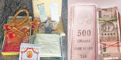ಉಡುಗೊರೆ ಬಾಕ್ಸ್ ನಲ್ಲಿರುವ ಹಣ ಹಾಗೂ ದುಬಾರಿ ವಸ್ತುಗಳು.