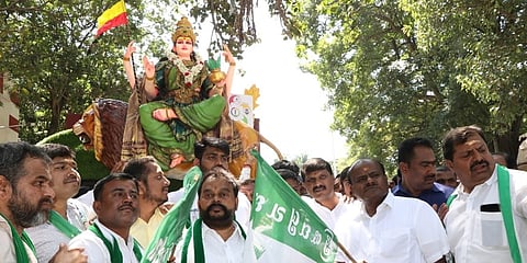 ಬೆಂಗಳೂರಿನ ಬಸವನಗುಡಿ ಗವಿಗಂಗಾಧರೇಶ್ವರ ದೇವಾಲಯದಲ್ಲಿ ಪೂಜೆ, ಪ್ರಾರ್ಥನೆ ಸಲ್ಲಿಸಿದ ಬಳಿಕ ಪಂಚರತ್ನ ರಥಯಾತ್ರೆಗೆ ಚಾಲನೆ ನೀಡಲಾಯಿತು