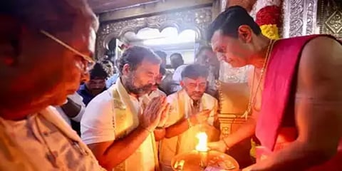 ಚಾಮುಂಡೇಶ್ವರಿ ದೇಗುಲಕ್ಕೆ ಭೇಟಿ ನೀಡಿದ ರಾಹುಲ್ ಗಾಂಧಿ ಮತ್ತು ಕಾಂಗ್ರೆಸ್ ಮುಖಂಡರು