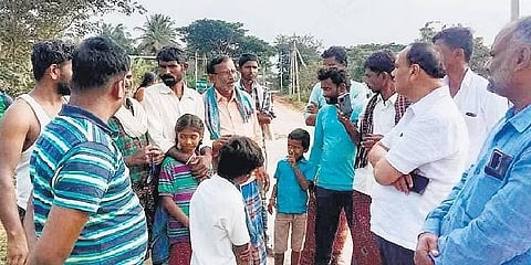 ಬೆಳ್ಳಾರ ಮೇಗಳ ಗೊಲ್ಲರಹಟ್ಟಿ ಗ್ರಾಮದಲ್ಲಿ ಶನಿವಾರ ಬಿಜೆಪಿ ಮಾಜಿ ಶಾಸಕ ಕೆ.ಎಸ್.ಕಿರಣಕುಮಾರ್ ಗ್ರಾಮಸ್ಥರನ್ನು ಸಮಾಧಾನಪಡಿಸಲು ಯತ್ನಿಸಿದರು.