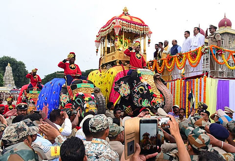 ವಿಶ್ವವಿಖ್ಯಾತ ಮೈಸೂರು ದಸರಾ ಮಹೋತ್ಸವದ ಐತಿಹಾಸಿಕ ಜಂಬೂ ಸವಾರಿಗೆ ಮುಖ್ಯಮಂತ್ರಿ ಬಸವರಾಜ ಬೊಮ್ಮಾಯಿ ಅವರು ಪುಷ್ಪಾರ್ಚನೆ ಮಾಡುವ ಮೂಲಕ ಚಾಲನೆ ನೀಡಿದರು.