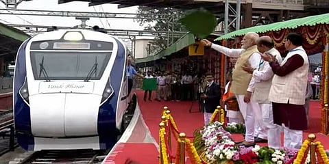 ಪ್ರಧಾನಿ ನರೇಂದ್ರ ಮೋದಿ ಬೆಂಗಳೂರಿನ ಕ್ರಾಂತಿವೀರ ಸಂಗೊಳ್ಳಿ ರೈಲು ನಿಲ್ದಾಣದಲ್ಲಿ ದಕ್ಷಿಣ ಭಾರತದ ಮೊದಲ ವಂದೇ ಭಾರತ್ ಎಕ್ಸ್‌ಪ್ರೆಸ್‌ ಗೆ ಚಾಲನೆ ನೀಡಿದರು. ಈ ರೈಲು ಬೆಂಗಳೂರಿನ ಮೂಲಕ ಮೈಸೂರು ಮತ್ತು ಚೆನ್ನೈನ್ನು ಸಂಪರ್ಕಿಸುತ್ತದೆ.