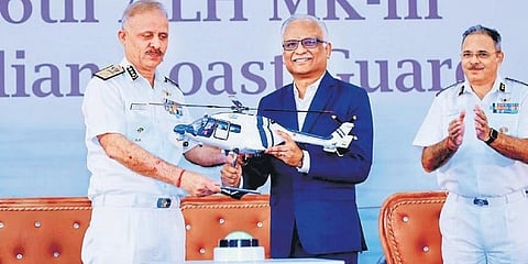 ಎಚ್‌ಎಎಲ್ ಸಿಎಂಡಿ ಸಿಬಿ ಅನಂತಕೃಷ್ಣನ್ ಅವರು ಮಂಗಳವಾರ ಬೆಂಗಳೂರಿನಲ್ಲಿ ಕೋಸ್ಟ್ ಗಾರ್ಡ್ ಡಿಜಿ ವಿ.ಎಸ್. ಪಠಾನಿಯಾ ಅವರಿಗೆ ಎಎಲ್‌ಹೆಚ್ ಎಂಕೆ-III ಮಾದರಿಯನ್ನು ಹಸ್ತಾಂತರಿಸಿದರು.