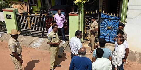 ಮೈಸೂರಿನಲ್ಲಿ ಬಾಡಿಗೆ ಮನೆಯಲ್ಲಿದ್ದ ಆರೋಪಿ ಶಾರೀಕ್ ಮನೆಯ ಬಳಿ ಇರುವ ಪೊಲೀಸರು.