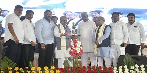 ಕಾರ್ಯಕ್ರಮದಲ್ಲಿ ಮುಖ್ಯಮಂತ್ರಿ ಬಸವರಾಜ ಬೊಮ್ಮಾಯಿ ಮತ್ತಿತರರು