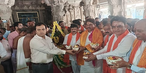 ಹಂಪಿಯಲ್ಲಿ ಮಣ್ಣು ಸಂಗ್ರಹಿಸಿದ ಸಚಿವರಾದ ಆರ್. ಅಶೋಕ, ಡಾ.ಸಿ.ಎನ್. ಅಶ್ವತ್ಥ ನಾರಾಯಣ ಮತ್ತಿತರರು