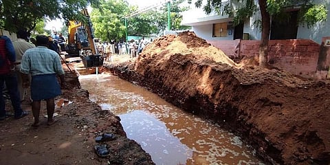 ಮಧುರೈನ ಕುಡಾಲ್‌ನಗರ ಸಮೀಪದ ಅಶೋಕ್ ನಗರ ಪ್ರದೇಶದಲ್ಲಿ ಪೈಪ್‌ಲೈನ್ ಕಾಮಗಾರಿ ವೇಳೆ 13 ಅಡಿ ಆಳದ ಹೊಂಡದಲ್ಲಿ ಸಿಲುಕಿರುವ ವ್ಯಕ್ತಿ
