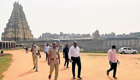 ಉತ್ಸವ ನಡೆಯುವ ಪ್ರದೇಶ ಪರಿಶೀಲಿಸುತ್ತಿರುವ ಅಧಿಕಾರಿಗಳು.