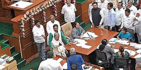 ಬೆಳಗಾವಿಯ ಸುವರ್ಣ ಸೌಧದಲ್ಲಿ ವಿಧಾನಸಭೆಯಲ್ಲಿ ಸಿಎಲ್‌ಪಿ ನಾಯಕ ಸಿದ್ದರಾಮಯ್ಯ ನೇತೃತ್ವದಲ್ಲಿ ಕಾಂಗ್ರೆಸ್ ಶಾಸಕರು ಸಚಿವ ಗೋವಿಂದ್ ಕಾರಜೋಳ ವಿರುದ್ಧ ಅಕ್ರೋಶ ಹೊರಹಾಕುತ್ತಿರುವುದು.