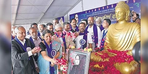 ಮಂಗಳವಾರ ಬೆಂಗಳೂರಿನ ನ್ಯಾಷನಲ್ ಕಾಲೇಜು ಮೈದಾನದಲ್ಲಿ ರಮಾಬಾಯಿ ಆನಂದ್ ತೇಲ್ತುಂಬ್ಡೆ ಮತ್ತಿತರರು ಡಾ.ಬಿ.ಆರ್.ಅಂಬೇಡ್ಕರ್ ಅವರಿಗೆ ಪುಷ್ಪನಮನ ಸಲ್ಲಿಸಿದರು.