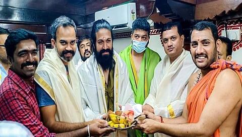 ಕೆಜಿಎಫ್ ಮೂಲಕ ಭಾರತ ಚಿತ್ರರಂಗದಲ್ಲಿ ಗುರುತಿಸಿರುವ ಪ್ಯಾನ್ ಇಂಡಿಯಾ ಸ್ಟಾರ್ ಆಗಿ ಬೆಳೆದಿರುವ ನಟ ಯಶ್ ಇತ್ತೀಚೆಗೆ ಉಡುಪಿ ಜಿಲ್ಲೆಯ ಹಲವು ದೇಗುಲಗಳಿಗೆ ಭೇಟಿ ನೀಡಿದ್ದರು.