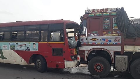 ಕೆಎಸ್ಆರ್'ಟಿಸಿ ಬಸ್​-ಲಾರಿ ನಡುವೆ ಡಿಕ್ಕಿ ಸಂಭವಿಸಿರುವುದು.