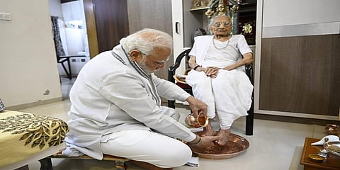 ಇಂದು ಬೆಳಗ್ಗೆಯಿಂದಲೇ ಸೋಷಿಯಲ್ ಮೀಡಿಯಾದಲ್ಲಿ ಒಂದು ಫೋಟೋ ಭಾರೀ ವೈರಲ್ ಆಗಿ ಟ್ರೆಂಡಿಂಗ್ ನಲ್ಲಿದೆ. ಅದು ನಮ್ಮ ದೇಶದ ಪ್ರಧಾನ ಮಂತ್ರಿ ನರೇಂದ್ರ ಮೋದಿಯವರ ತಾಯಿ ಹೀರಾಬೆನ್ ಅವರ 100ನೇ ವರ್ಷದ ಹುಟ್ಟುಹಬ್ಬ.