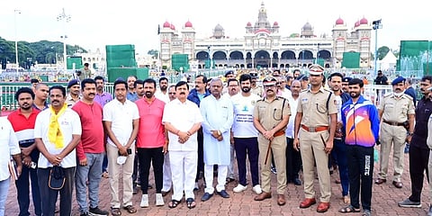 ಅರಮನೆ ಮುಂಭಾಗ ಸಚಿವರು, ಸಂಸದರು, ಪೊಲೀಸ್ ಅಧಿಕಾರಿಗಳು, ಜಿಲ್ಲಾಧಿಕಾರಿಗಳು