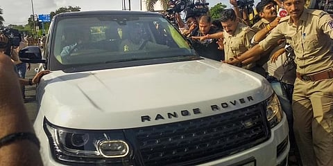 ಸಿಎಂ ಠಾಕ್ರೆ ಪ್ರತಿನಿಧಿಗಳ ಕಾರು