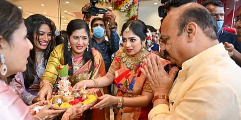 ಬಿ.ಎಸ್.ಚನ್ನಬಸಪ್ಪ ಟೆಕ್ಸ್ ಟೈಲ್ ಶೋರೂಂ ಉದ್ಘಾಟಿಸಿದ ಸಿಎಂ