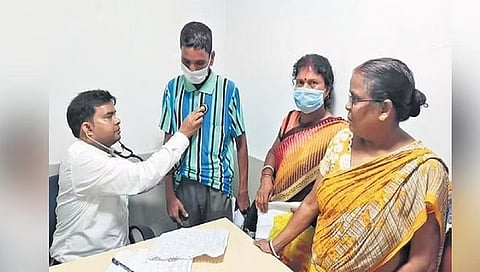 ಚಿಕಿತ್ಸೆ ನೀಡುತ್ತಿರುವ ವೈದ್ಯ ಸ್ನೇಹಶಿಶ್ ದಾಸ್