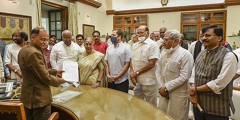 ಉಪರಾಷ್ಟ್ರಪತಿ ಚುನಾವಣೆಗೆ ವಿಪಕ್ಷಗಳ ಅಭ್ಯರ್ಥಿಯಾಗಿರುವ ಮಾರ್ಗರೇಟ್ ಆಳ್ವ ಇಂದು ನಾಮಪತ್ರ ಸಲ್ಲಿಸಿದರು.