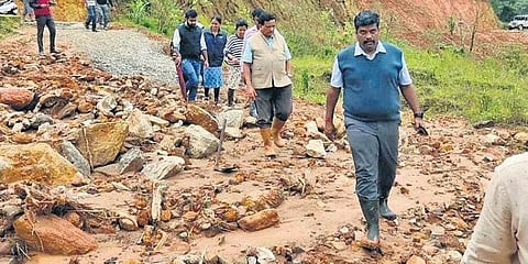 2ನೇ ಮೊಣ್ಣಂಗೇರಿ ಗ್ರಾಮದಲ್ಲಿ ಮಂಗಳವಾರ ಭೂಕುಸಿತ ಸಂಭವಿಸಿದ ಸ್ಥಳವನ್ನು ಅಧಿಕಾರಿಗಳು ಪರಿಶೀಲಿಸಿದರು