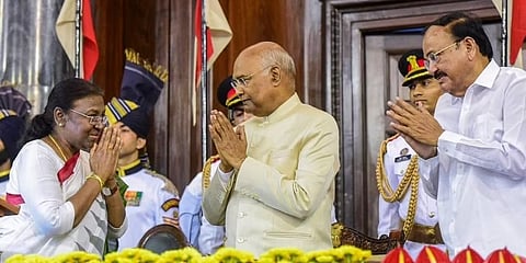 ಸಂಸತ್ತಿನ ಸೆಂಟ್ರಲ್ ಹಾಲ್‌ನಲ್ಲಿ ನೂತನವಾಗಿ ಪ್ರಮಾಣ ವಚನ ಸ್ವೀಕರಿಸಿದ ರಾಷ್ಟ್ರಪತಿ ದ್ರೌಪದಿ ಮುರ್ಮು ಅವರು ನಿರ್ಗಮಿತ ರಾಷ್ಟ್ರಪತಿ ರಾಮ್ ನಾಥ್ ಕೋವಿಂದ್ ಮತ್ತು ಉಪ ರಾಷ್ಟ್ರಪತಿ ಎಂ ವೆಂಕಯ್ಯ ನಾಯ್ಡು ಅವರೊಂದಿಗೆ ಶುಭಾಶಯ ವಿನಿಮಯ ಮಾಡಿಕೊಂಡರು