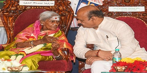 ಸಾಲುಮರದ ತಿಮ್ಮಕ್ಕನ ಜೊತೆ ಮುಖ್ಯಮಂತ್ರಿ ಬಸವರಾಜ ಬೊಮ್ಮಾಯಿ