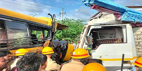 ಶಾಲಾ ಬಸ್- ಕಂಟೈನರ್ ಡಿಕ್ಕಿ