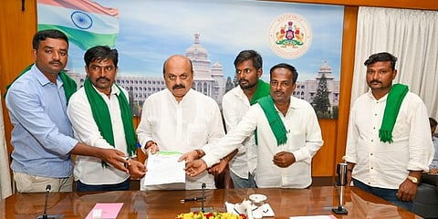 ರೈತರೊಂದಿಗೆ ಸಿಎಂ ಬೊಮ್ಮಾಯಿ
