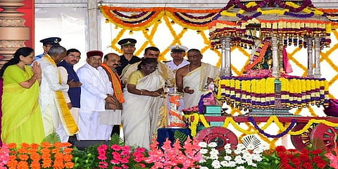 ಮೈಸೂರು ದಸರಾ-2022ಕ್ಕೆ ರಾಷ್ಟ್ರಪತಿ ದ್ರೌಪದಿ ಮುರ್ಮು ವೃಶ್ಚಿಕ ಲಗ್ನ ಮುಹೂರ್ತದಲ್ಲಿ ಚಾಲನೆ ನೀಡಿದರು. ಈ ಸಂದರ್ಭದಲ್ಲಿ ರಾಜ್ಯಪಾಲ ಥಾವರ್ ಚಂದ್ ಗೆಹ್ಲೊಟ್ ಸೇರಿದಂತೆ ಮುಖ್ಯಮಂತ್ರಿ ಬೊಮ್ಮಾಯಿ ಹಾಗೂ ಇತರ ಗಣ್ಯರು ಹಾಜರಿದ್ದರು.